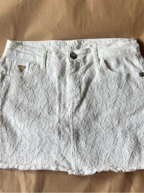 Vintage Y2K Guess mini
White Denim and Lace
30” waist